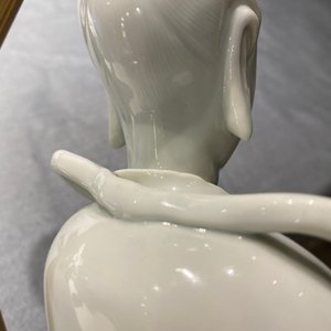 Une figure de Guanyin en porcelaine blanc de Chine montée en lampe en bronze doré, 19/20ème — photo 12