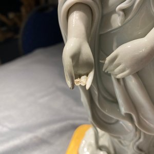 Une figure de Guanyin en porcelaine blanc de Chine montée en lampe en bronze doré, 19/20ème — photo 13
