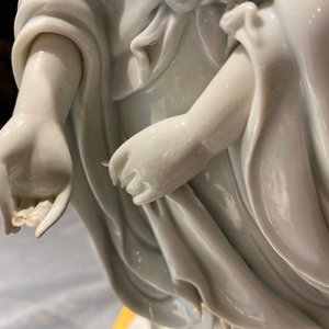 Une figure de Guanyin en porcelaine blanc de Chine montée en lampe en bronze doré, 19/20ème — photo 14