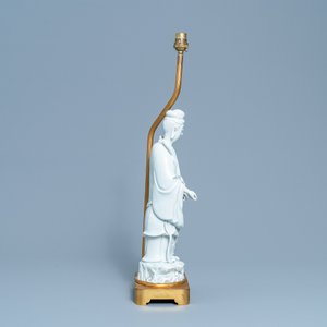Une figure de Guanyin en porcelaine blanc de Chine montée en lampe en bronze doré, 19/20ème — photo 2