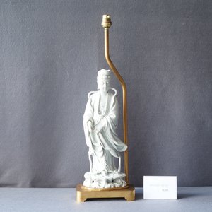 Une figure de Guanyin en porcelaine blanc de Chine montée en lampe en bronze doré, 19/20ème — photo 7