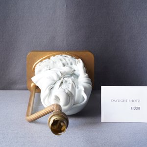 Une figure de Guanyin en porcelaine blanc de Chine montée en lampe en bronze doré, 19/20ème — photo 9