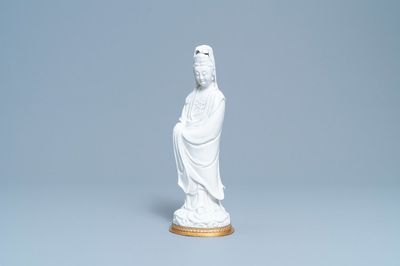 Une figure de Guanyin en porcelaine blanc de Chine sur socle en bronze doré, 18/19ème