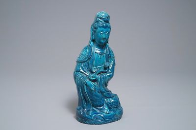 Une figure de Guanyin en porcelaine de Chine turquoise, 19/20ème