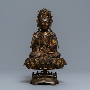 Une figure de Guanyin sur trône de lotus en bronze doré et laqué, Chine, Ming — photo 1