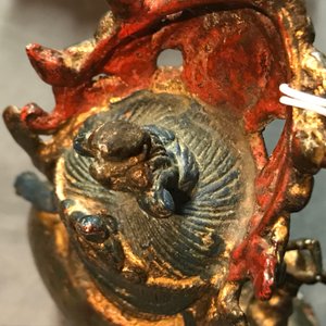 Une figure de Guanyin sur trône de lotus en bronze doré et laqué, Chine, Ming — photo 17