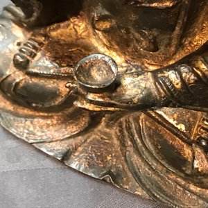Une figure de Guanyin sur trône de lotus en bronze doré et laqué, Chine, Ming — photo 18