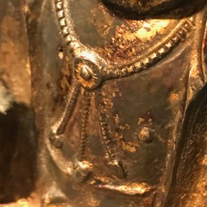 Une figure de Guanyin sur trône de lotus en bronze doré et laqué, Chine, Ming — photo 19