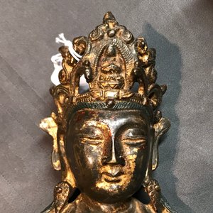 Une figure de Guanyin sur trône de lotus en bronze doré et laqué, Chine, Ming — photo 20