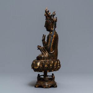 Une figure de Guanyin sur trône de lotus en bronze doré et laqué, Chine, Ming — photo 2