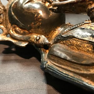 Une figure de Guanyin sur trône de lotus en bronze doré et laqué, Chine, Ming — photo 21