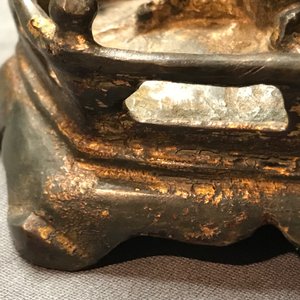 Une figure de Guanyin sur trône de lotus en bronze doré et laqué, Chine, Ming — photo 26