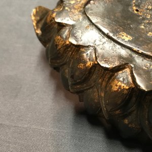 Une figure de Guanyin sur trône de lotus en bronze doré et laqué, Chine, Ming — photo 38