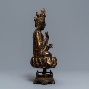 Une figure de Guanyin sur trône de lotus en bronze doré et laqué, Chine, Ming — photo 4