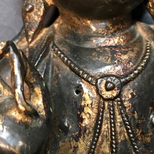 Une figure de Guanyin sur trône de lotus en bronze doré et laqué, Chine, Ming — photo 9