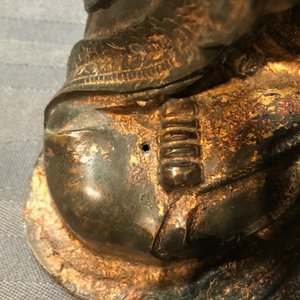 Une figure de Guanyin sur trône de lotus en bronze doré et laqué, Chine, Ming — photo 10