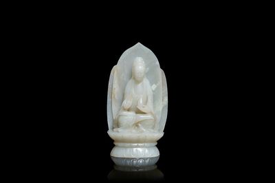 Une figure de Guanyin sur trône de lotus en jade céladon sculpté, Chine, 19/20ème