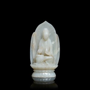 Une figure de Guanyin sur trône de lotus en jade céladon sculpté, Chine, 19/20ème — photo 1