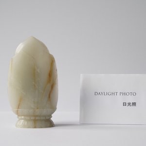 Une figure de Guanyin sur trône de lotus en jade céladon sculpté, Chine, 19/20ème — photo 18