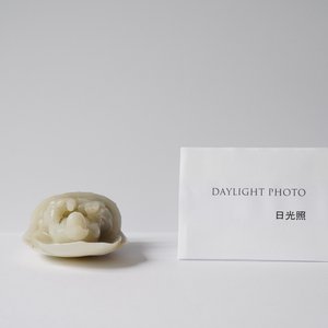 Une figure de Guanyin sur trône de lotus en jade céladon sculpté, Chine, 19/20ème — photo 19