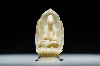 Une figure de Guanyin sur trône de lotus en jade céladon sculpté, Chine, 19/20ème