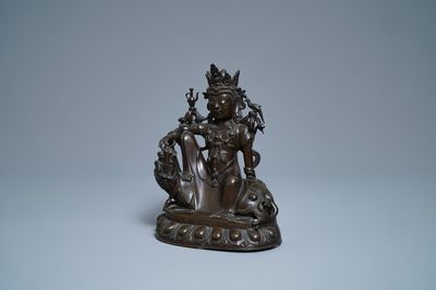 Une figure de Guanyin sur un dragon en bronze incrusté d'argent, marque de Shisou, 18/19ème