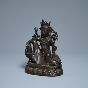 Une figure de Guanyin sur un dragon en bronze incrusté d'argent, marque de Shisou, 18/19ème — photo 1
