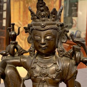 Une figure de Guanyin sur un dragon en bronze incrusté d'argent, marque de Shisou, 18/19ème — photo 13