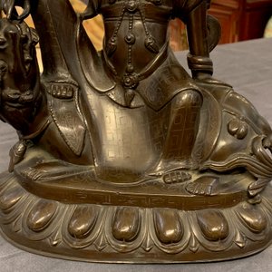 Une figure de Guanyin sur un dragon en bronze incrusté d'argent, marque de Shisou, 18/19ème — photo 14