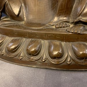 Une figure de Guanyin sur un dragon en bronze incrusté d'argent, marque de Shisou, 18/19ème — photo 15