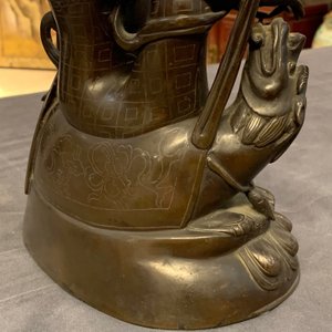 Une figure de Guanyin sur un dragon en bronze incrusté d'argent, marque de Shisou, 18/19ème — photo 19