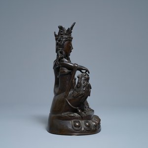 Une figure de Guanyin sur un dragon en bronze incrusté d'argent, marque de Shisou, 18/19ème — photo 3
