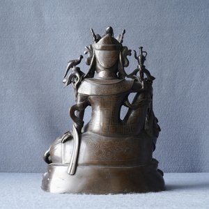 Une figure de Guanyin sur un dragon en bronze incrusté d'argent, marque de Shisou, 18/19ème — photo 9