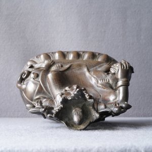 Une figure de Guanyin sur un dragon en bronze incrusté d'argent, marque de Shisou, 18/19ème — photo 10