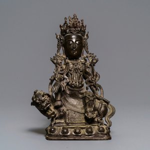 Une figure de Guanyin sur un kylin en bronze, Chine, Ming — photo 1