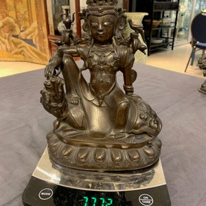 Une figure de Guanyin sur un kylin en bronze, Chine, Ming — photo 17
