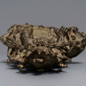 Une figure de Guanyin sur un kylin en bronze, Chine, Ming — photo 6