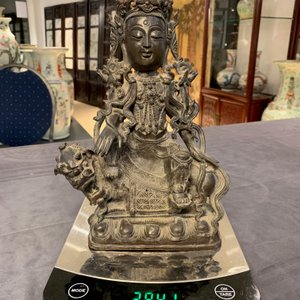 Une figure de Guanyin sur un kylin en bronze, Chine, Ming — photo 7