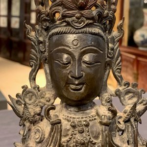 Une figure de Guanyin sur un kylin en bronze, Chine, Ming — photo 8