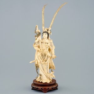 Une figure de Hua Mulan en ivoire sur socle sculpté, Chine, fin du 19ème — photo 1