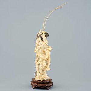 Une figure de Hua Mulan en ivoire sur socle sculpté, Chine, fin du 19ème — photo 3