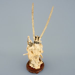 Une figure de Hua Mulan en ivoire sur socle sculpté, Chine, fin du 19ème — photo 6