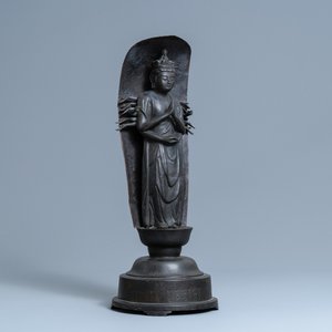 Une figure de Kanzeon Bosatsu en bronze et cuivre à base inscrite, Edo — photo 1