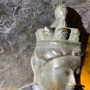 Une figure de Kanzeon Bosatsu en bronze et cuivre à base inscrite, Edo — photo 11