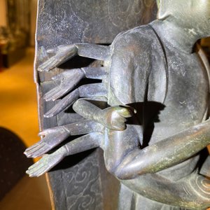 Une figure de Kanzeon Bosatsu en bronze et cuivre à base inscrite, Edo — photo 12