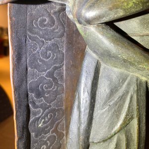 Une figure de Kanzeon Bosatsu en bronze et cuivre à base inscrite, Edo — photo 13