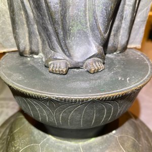 Une figure de Kanzeon Bosatsu en bronze et cuivre à base inscrite, Edo — photo 16