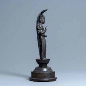 Une figure de Kanzeon Bosatsu en bronze et cuivre à base inscrite, Edo — photo 3