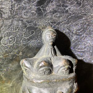 Une figure de Kanzeon Bosatsu en bronze et cuivre à base inscrite, Edo — photo 10