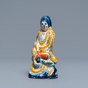Une figure de la déesse chinoise Guanyin en faïence de Delft polychrome, 1er quart du 18ème — photo 1